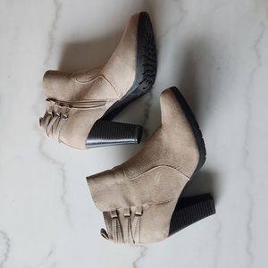 White Mountain Serinda Boots, Size 10